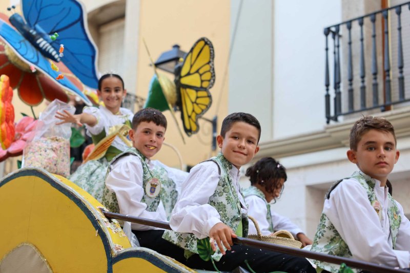 Les carrosses de Gata omplin el recorregut d’enginy, confeti,… i crítiques per l’entrada de bous “sorpresa” Les carrosses de Gata omplin el recorregut d’enginy, confeti,… i crítiques per l’entrada de bous “sorpresa”